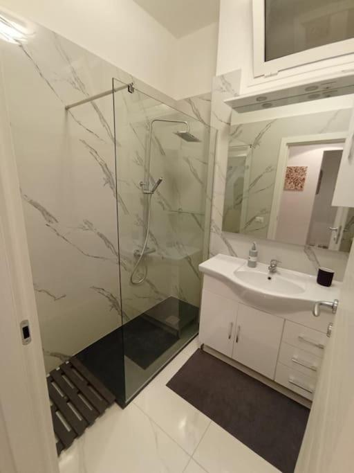 Andrea Central Apartment Бари Екстериор снимка